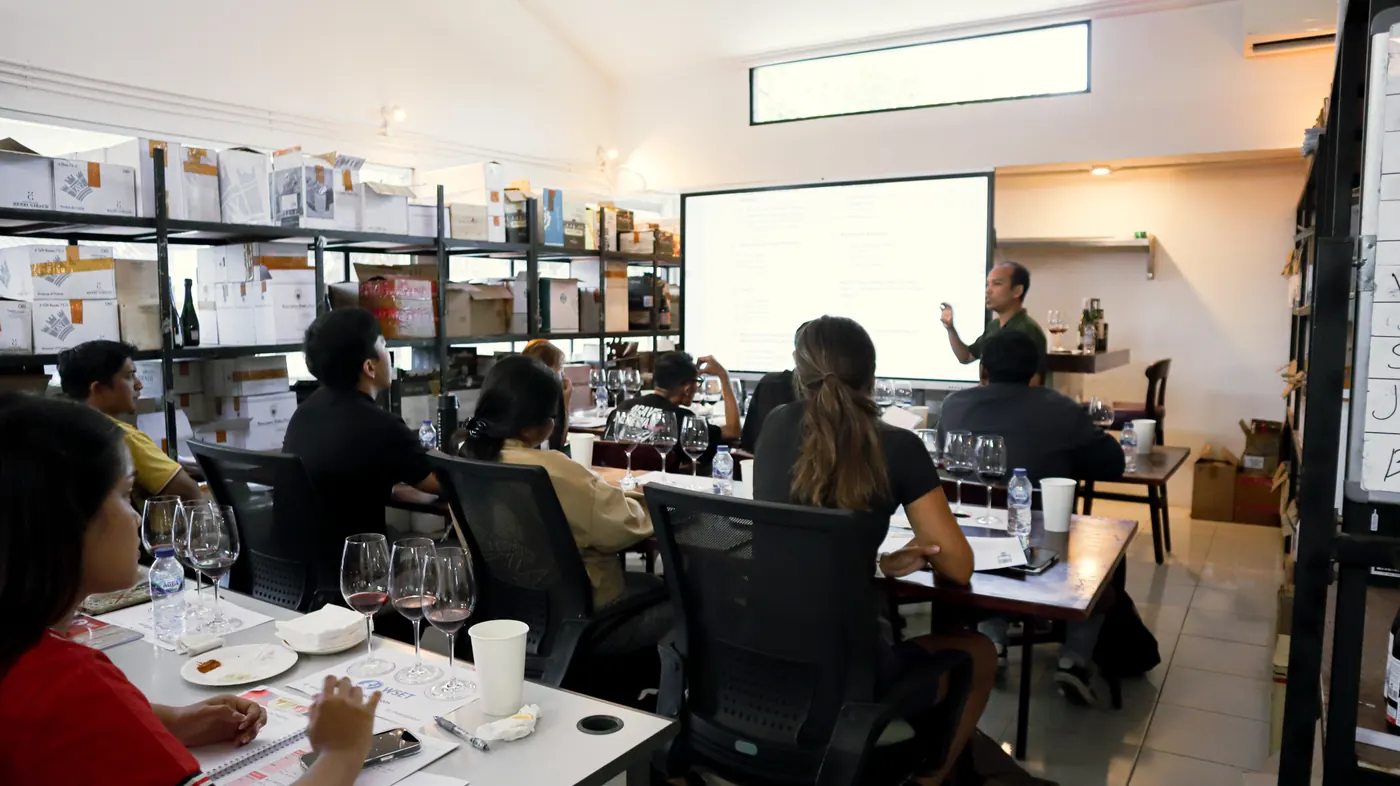 Edukator menyampaikan teori wine di kelas WSET
