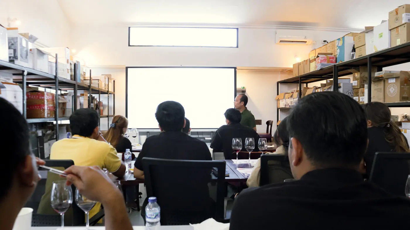 Siswa mencicipi wine dalam sesi WSET Level 1