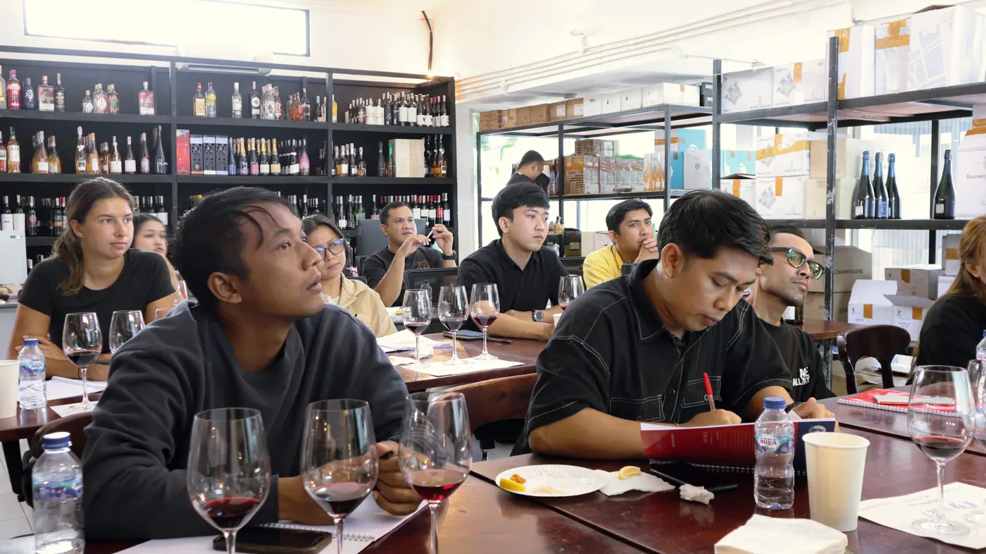 Siswa WSET mencicipi wine dan mencatat selama kelas terpandu