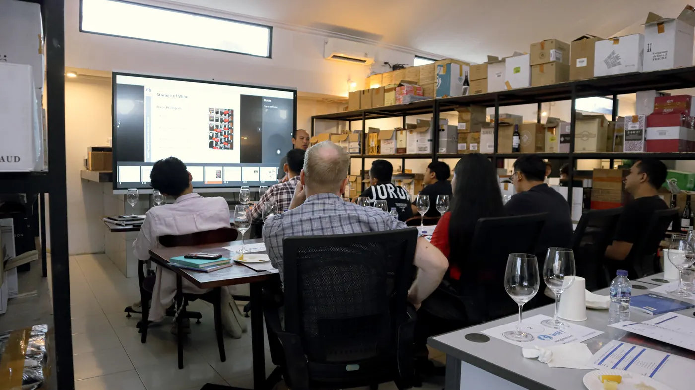 Kelas WSET Level 1 menyimak presentasi tentang gaya wine